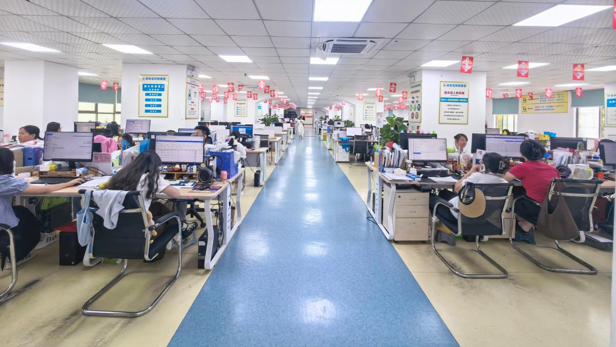 师生参观德永信财税集团税务中心与账务中心