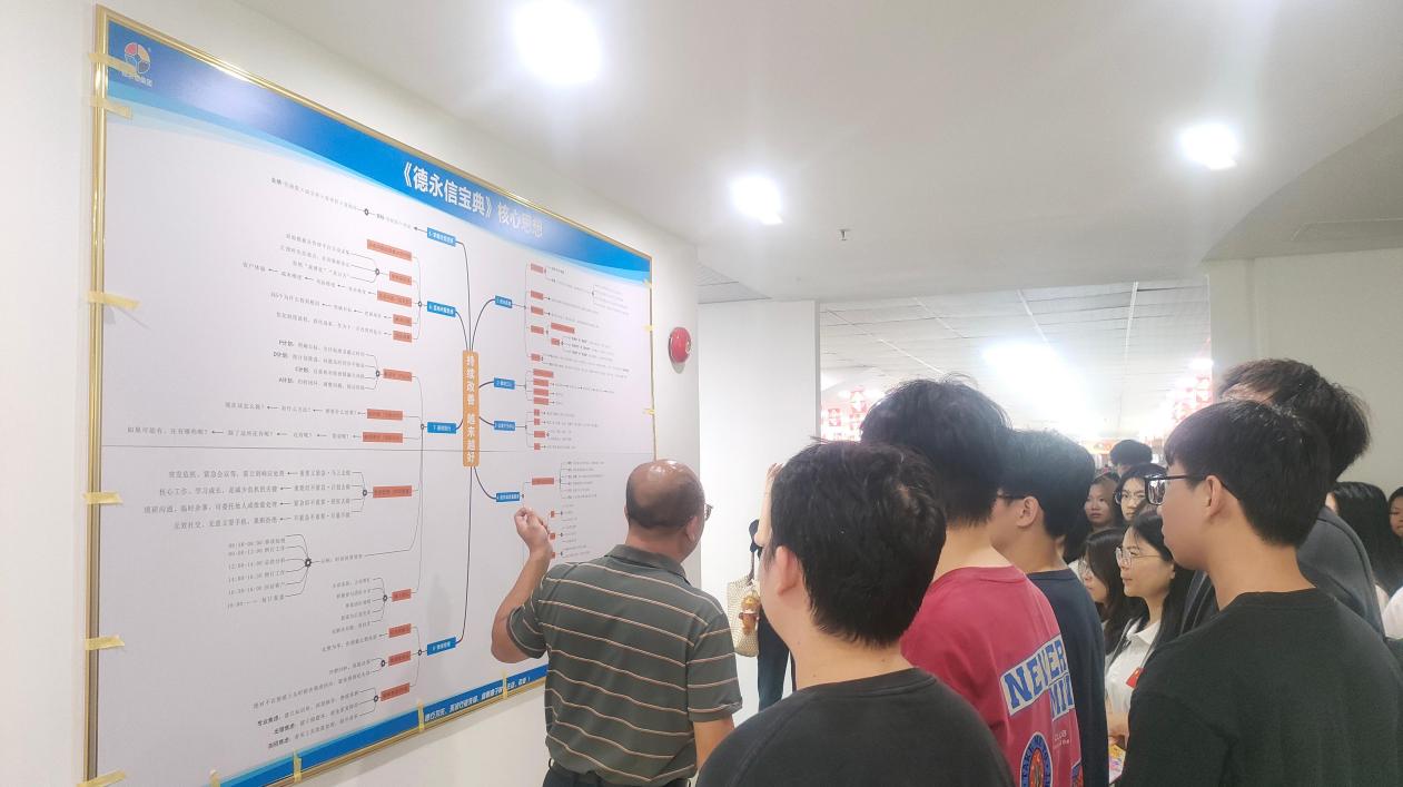 账务中心副总、党支部书记李小龙与同学们分享交流
