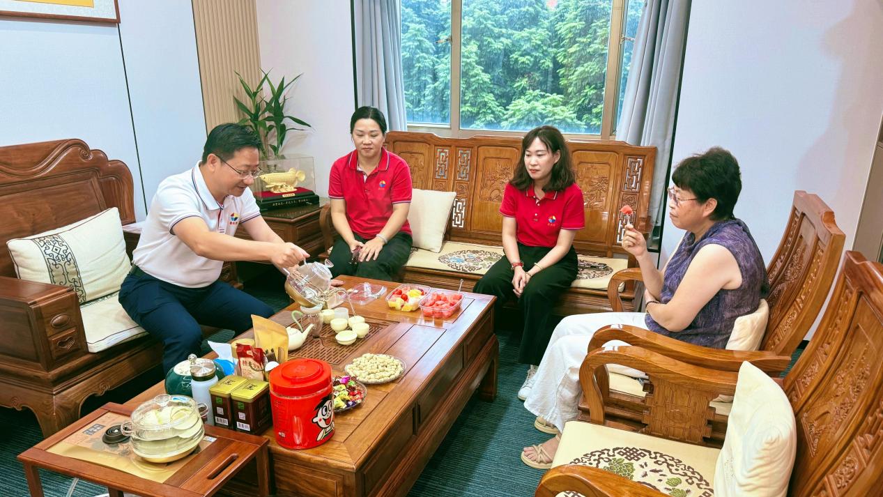 家属与公司人员茶桌恳谈